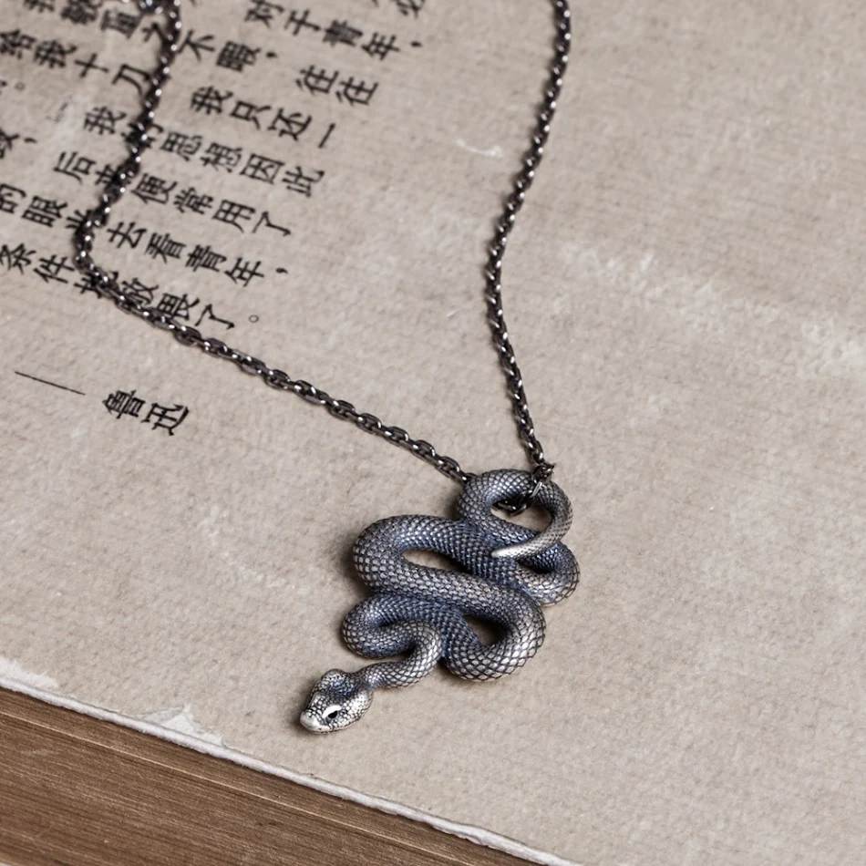 Portachiavi Pendente Serpente in Argento Sterling 925 Distressed Retro - Un accessorio unico per uno stile distintivo