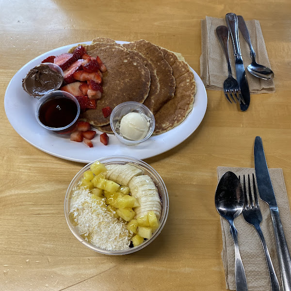 Gluten free dairy free pancakes with an acai bowl!