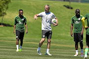 Former Bafana Bafana coach Stuart Baxter with midfielders Thulani Seraro and  Hlompho Kekana./ Gallo Images / Lefty Shivambu