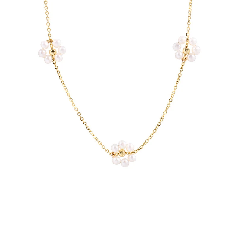 Collier fleur perle plaqué or cuivre. Élégance intemporelle pour toutes occasions. Un bijou délicat qui sublimera votre style avec raffinement.