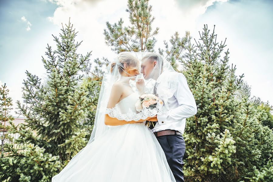 Fotografo di matrimoni Anastasiya Rozhkova (rozhkovaan). Foto del 10 aprile 2019