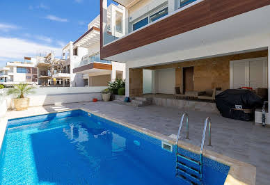 House with pool and garden 4