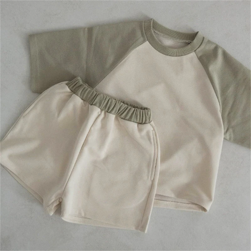 Ensemble deux pièces décontracté à manches courtes raglan et blocs de couleur, parfait pour un look casual et estival. Confort et style garantis.