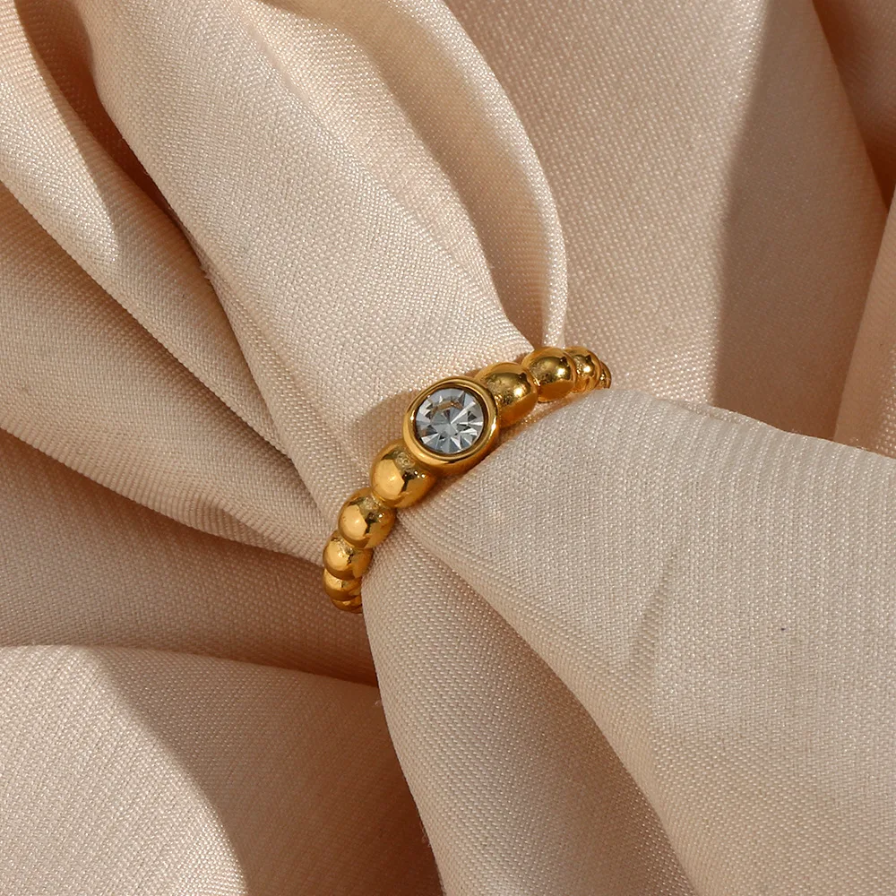 Title 4, Zennie Gold Ring, ein eleganter Goldring für Da...