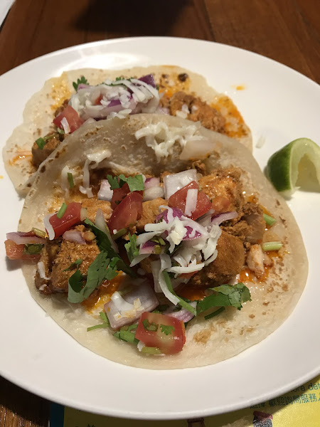 餐酒館風格非常美式，連服務生都是外國人彷彿置身國外bear bar.
每週三晚上有LIVE唷～文青瘋一下