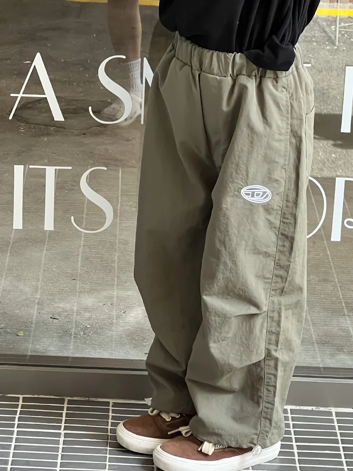 Pantalon de sport de travail brodé avec alphabet pour garçon, confortable et résistant, idéal pour jouer et apprendre tout en style.