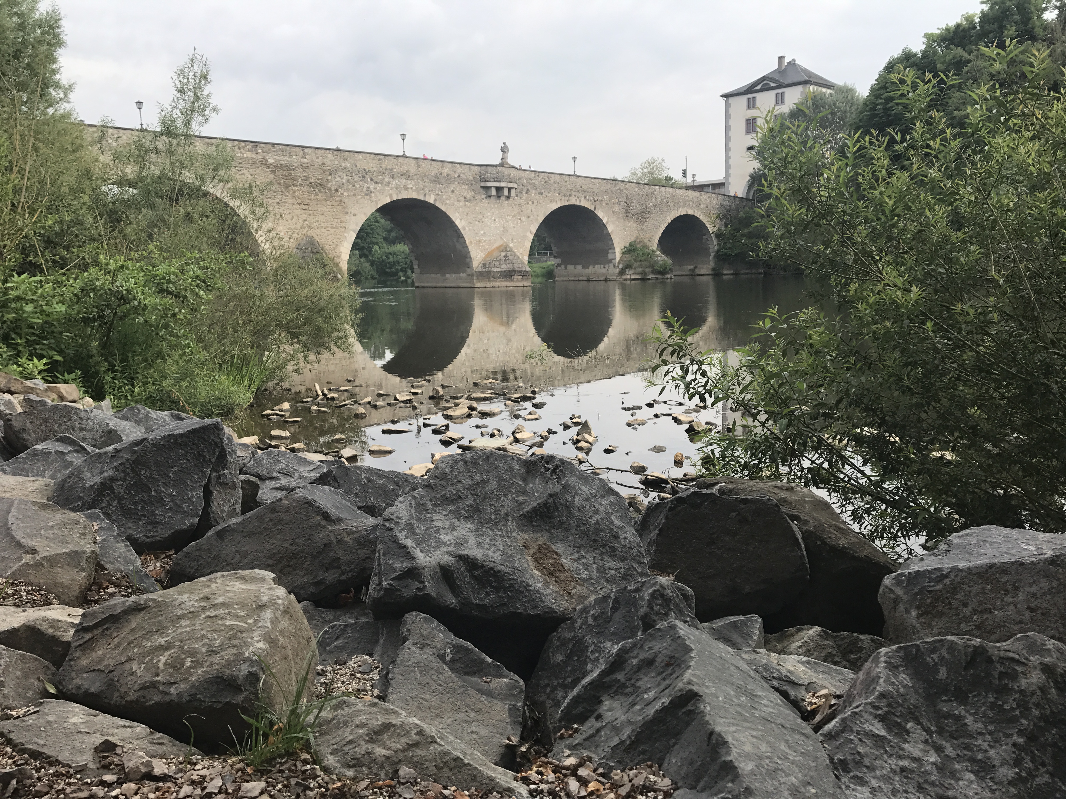 Fiume con riflesso  di Gionn