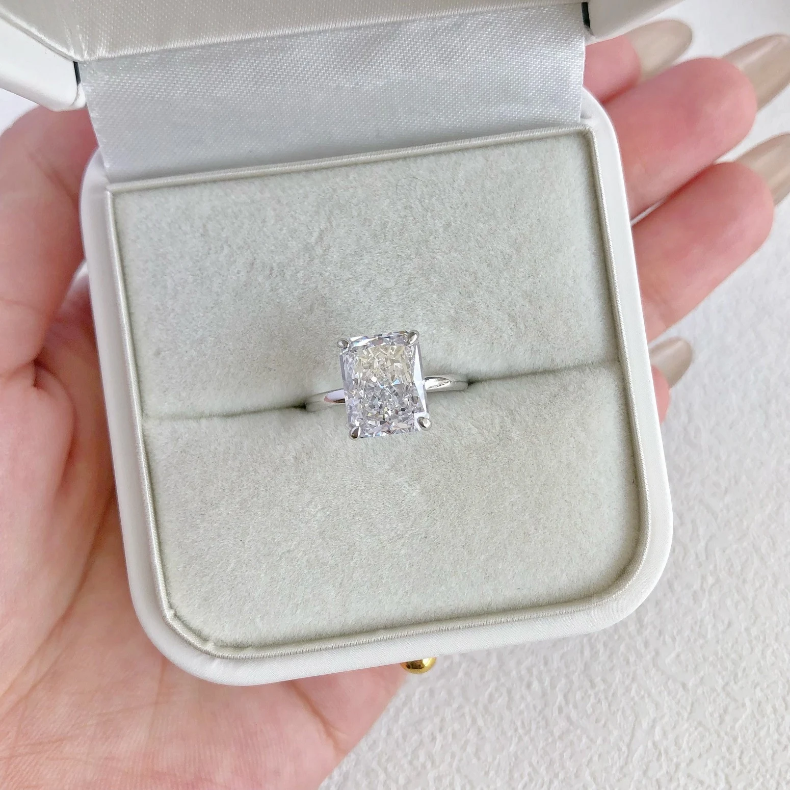 Title 2, Zilveren damesring met Ice Flower zirkonias. S...