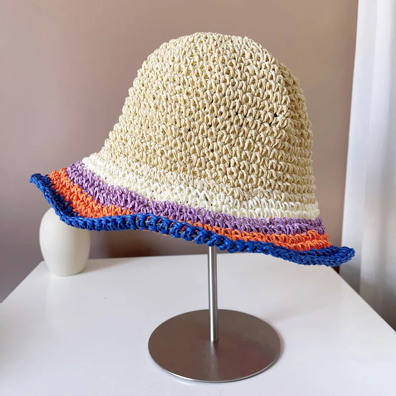 Chapéu de palha listrado com contraste de cor e proteção solar para mulheres. Ideal para praia e piscina, com estilo e segurança contra o sol.