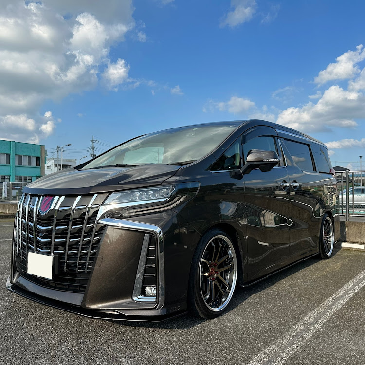 アルファードのいつもイイネ&コメントありがとうございます🙇‍♂️・グラファイトメタリック・KUHLに関するカスタム事例の投稿画像1枚目