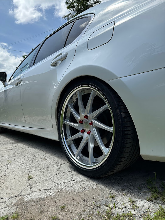 GSの洗車・ホイールナット交換・悪夢だ・パンク修理に💦・グノーシスCVSに関するカスタム事例の投稿画像1枚目
