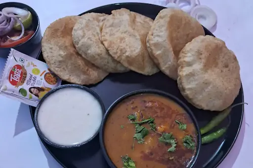 5 Poori With Sabzi And Raita [Serves 1]