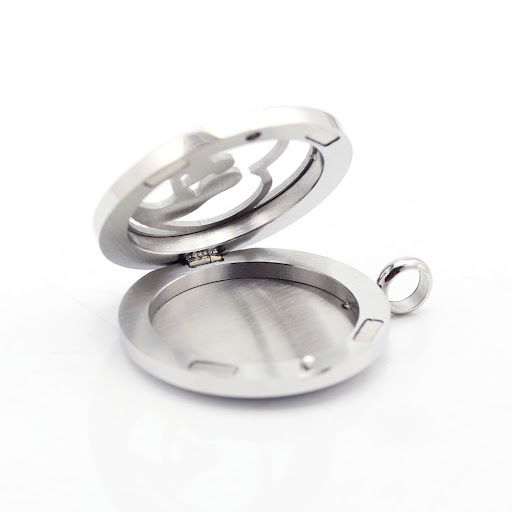 Title 1, Round necklace with hollow wings