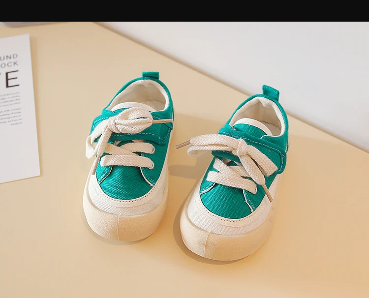 Chaussures décontractées pour enfants, à velcro et semelle souple. Confortables, faciles à enfiler et parfaites pour les jeux des petits.