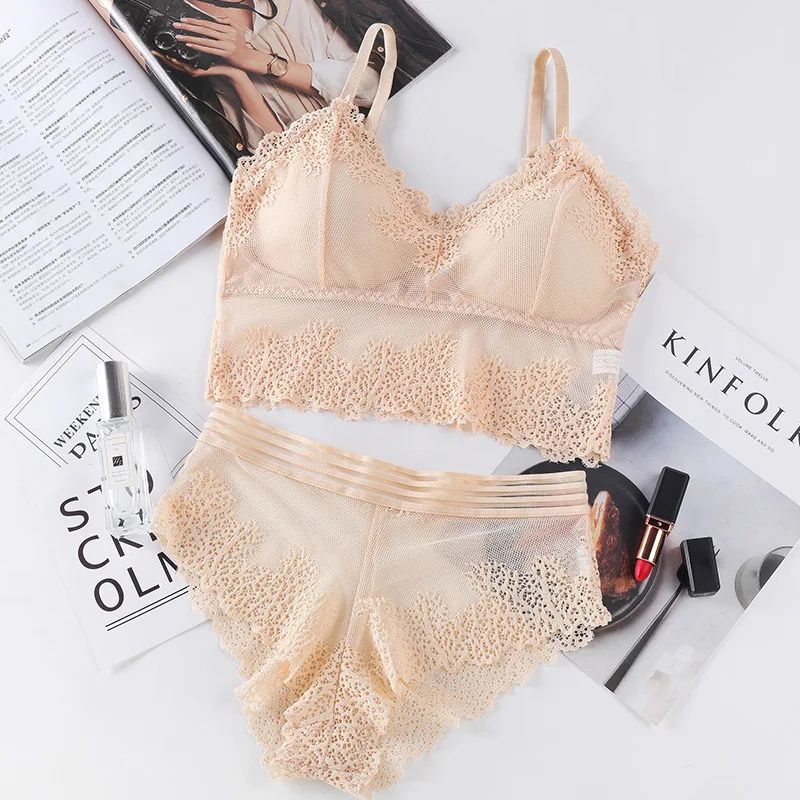 Sexy Tube Top & Spitzen-Unterwäsche Damen-Set. Verführerisches Unterwäsche-Set für Frauen, ideal zum Drunterziehen oder als Basis-Outfit. Stilvoll und bequem.