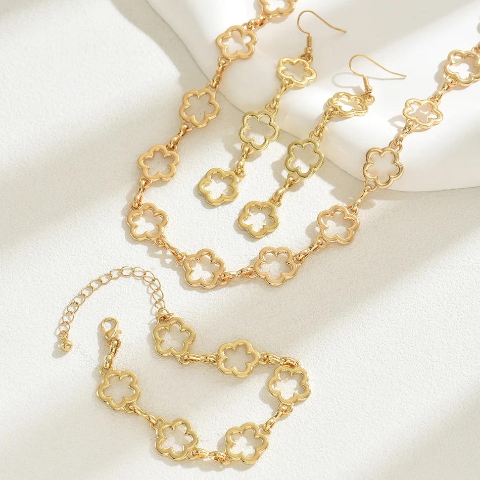 Pulseira feminina com design de flor de ameixa, um conjunto de joias elegante para mulheres que buscam um toque de charme e sofisticação.