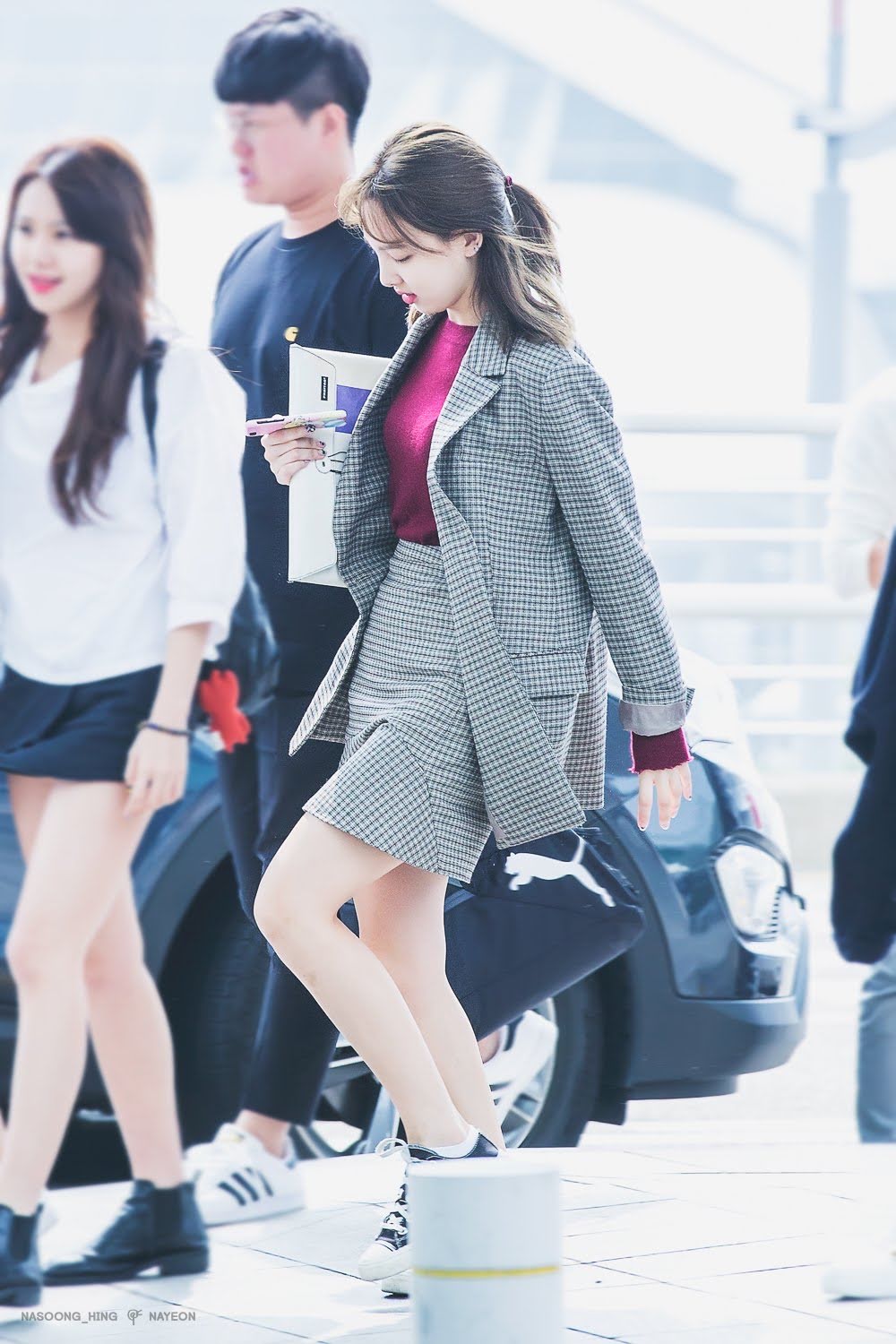 twice-nayeons-casual-airport-fashion-will-make-you-want-to-raid-her-closet
