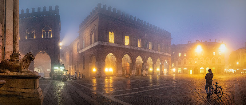 Cremona, nebbia in piazza del Comune di davide_giovanni_volpi