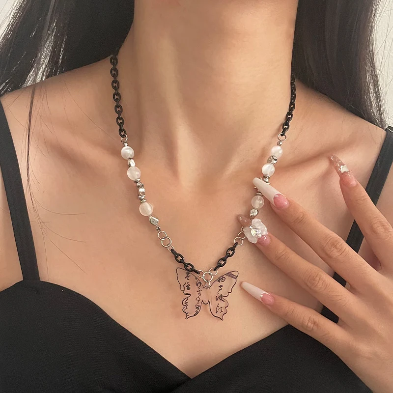 Retro National Trend kalligrafie vlinder hanger ketting. Een stijlvolle, vintage ketting die je outfit compleet maakt en je look verfraait.