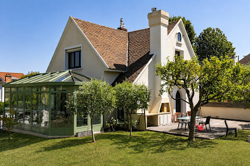House with conservatory and green garden in this luxury house for sale in Sevres ($1,532,048 - 215 m²)
