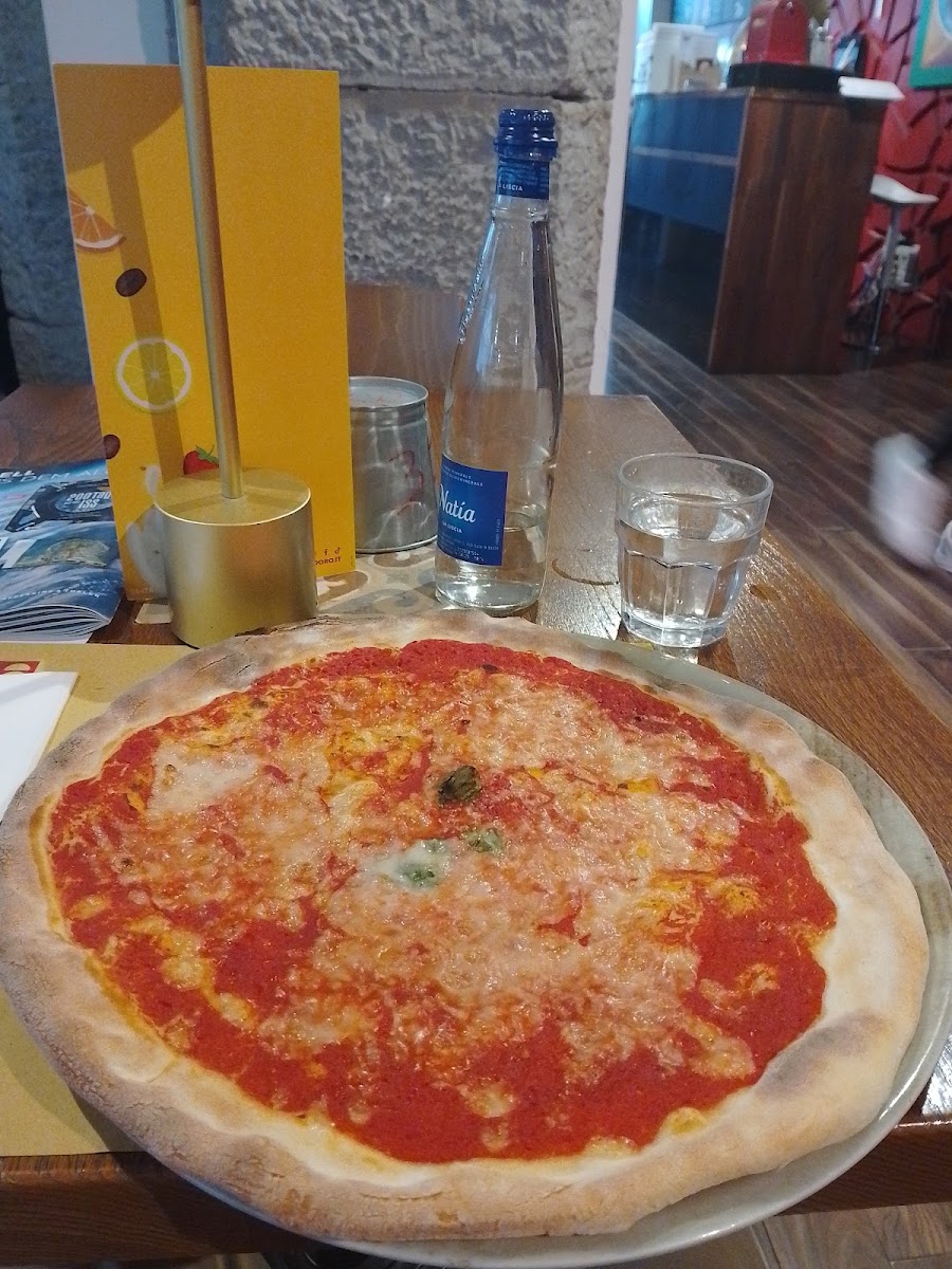 Rossopomodoro pizza Margherita