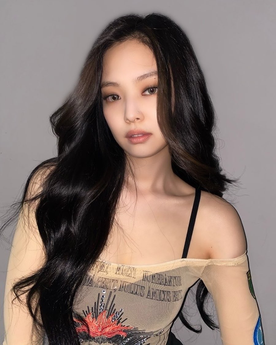 8 Times BLACKPINK's Jennie Wore Light Versus Heavy Makeup On Instagram ...