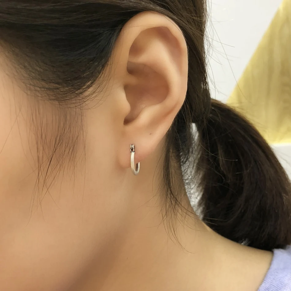 Boucles d'oreilles Earclip simples en argent sterling 925 Dark Night, un accessoire élégant et discret pour un look moderne et intemporel.