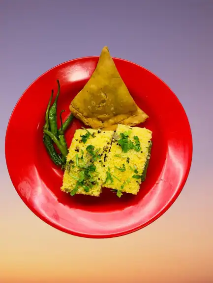 Combo Samosa [1 Piece] With Dhokla [2 Pieces]