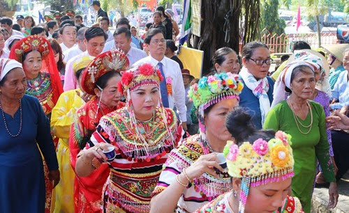 Tháp Bà Ponagar nô nức vào hội