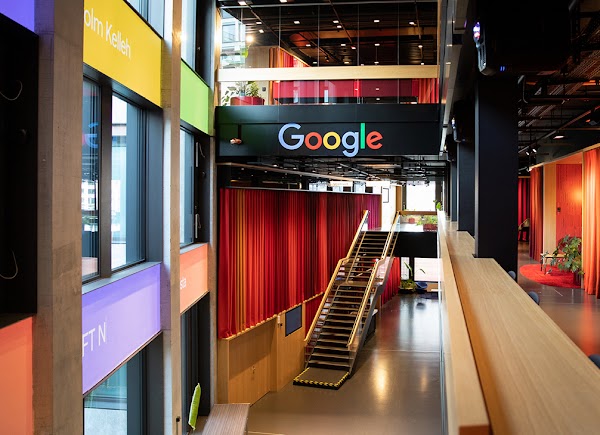 La photo de la spacieuse entrée du siège de Google, en Suisse, montre l'escalier menant au premier étage.