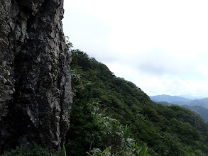 岩は右から巻いて