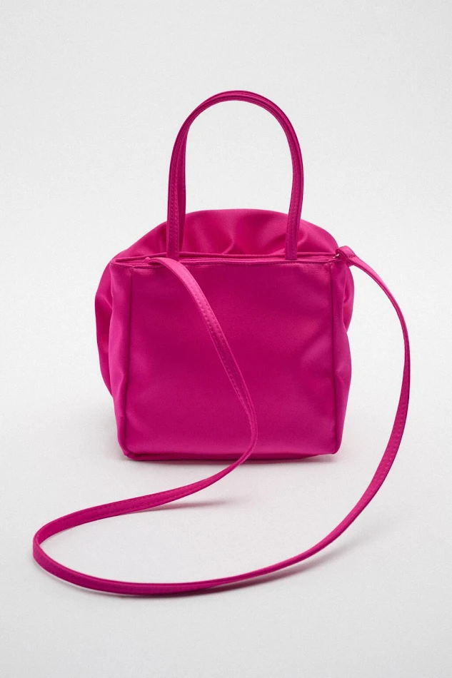 Bolsa mensageiro de ombro com textura de seda, ideal para transportar seus pertences com estilo e elegância. Leve seus itens essenciais com conforto.