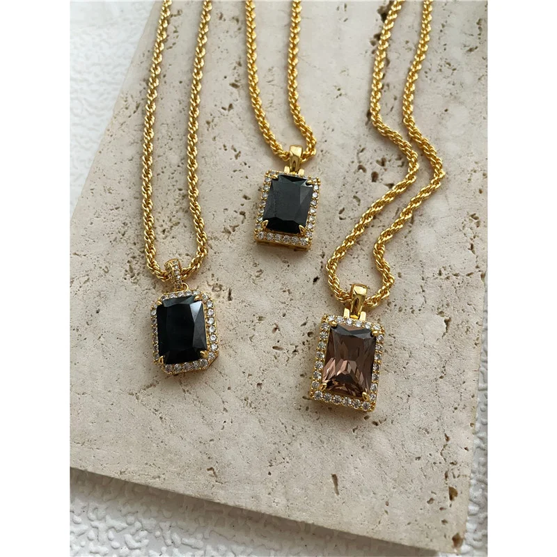 Collier mi-long en onyx noir, diamant et zircon, un bijou élégant et intemporel, parfait pour sublimer votre tenue.