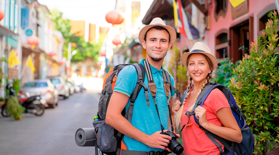 Pareja joven viajando de mochila