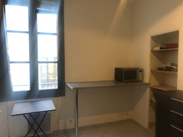 Location meublée appartement 1 pièce 13 m² à Nimes (30000), 320 €