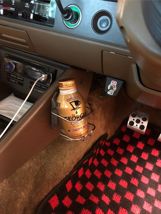 カリーナの旧車・ドリンクホルダー取り付けに関するカスタム事例の投稿画像1枚目