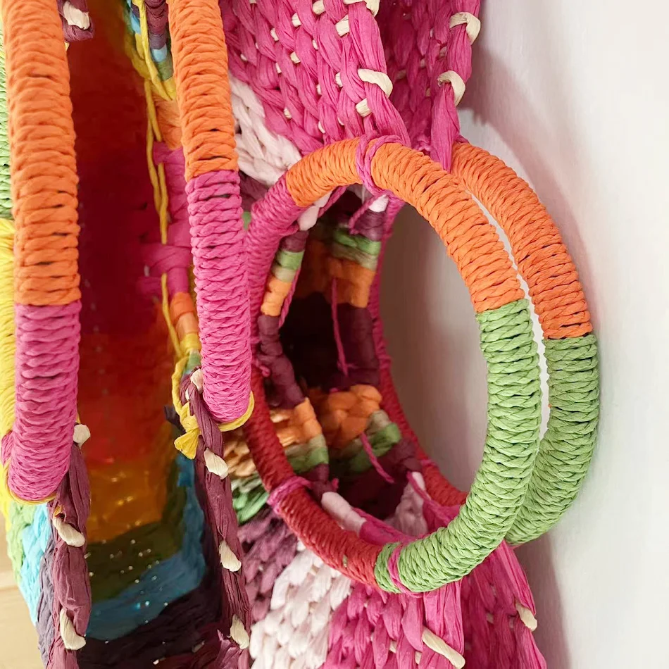 Mondförmige Stroh-Webtasche mit Farbkontrast, stilvoller Begleiter für den Sommer, ideal für Strandbesuche und Stadtbummel, geräumig.