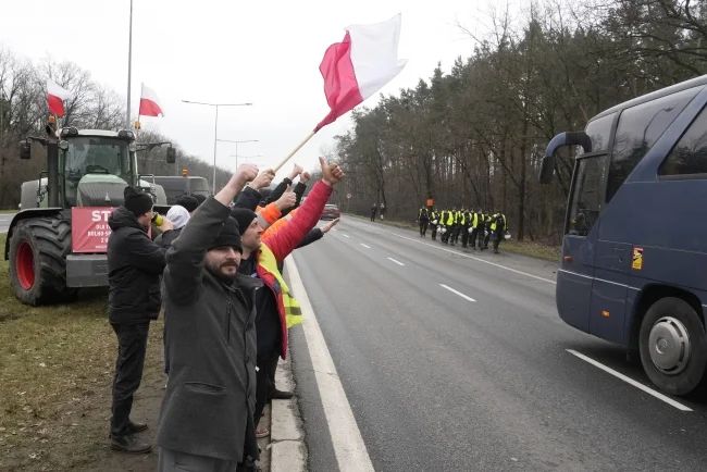 Policija u Varšavi suzavcem rasteruje poljoprivrednike ispred parlamenta