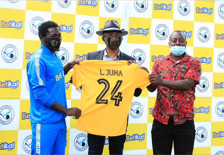 Lawrence Juma (L), Sofapaka president Elly Kalekwa (C) and Taita Taveta Director of Sports Laban Mwashigodi