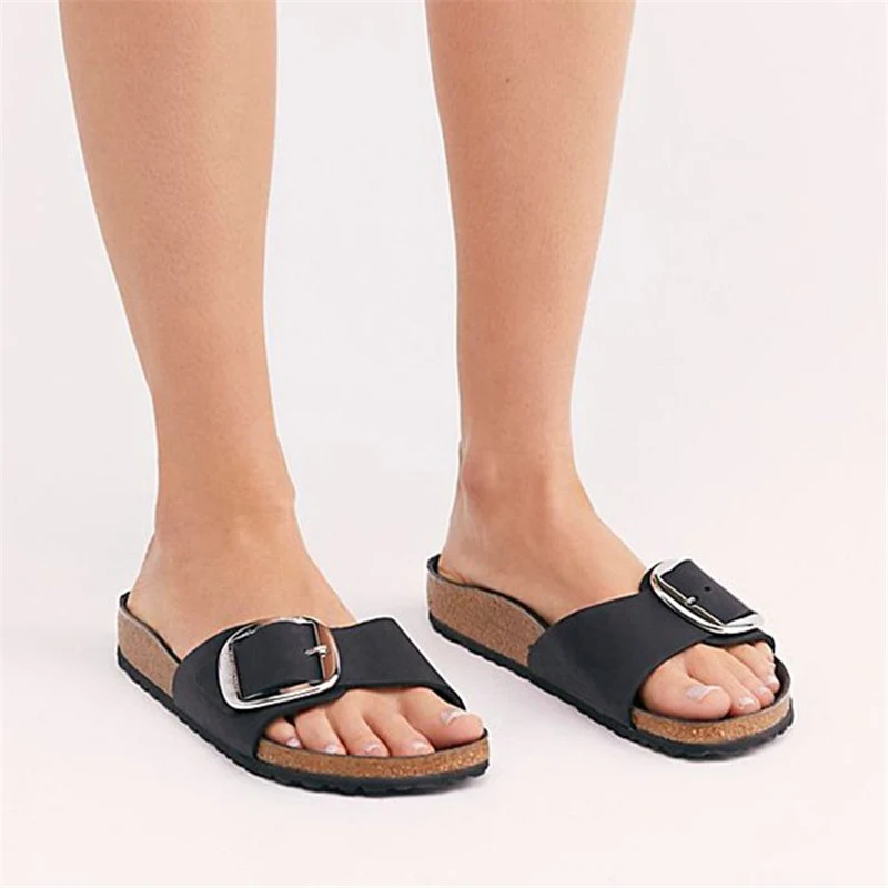 Flat-bottomed flip flops with button detail for women, fashionable and comfortable for outdoor wear. Stylish flat sandal