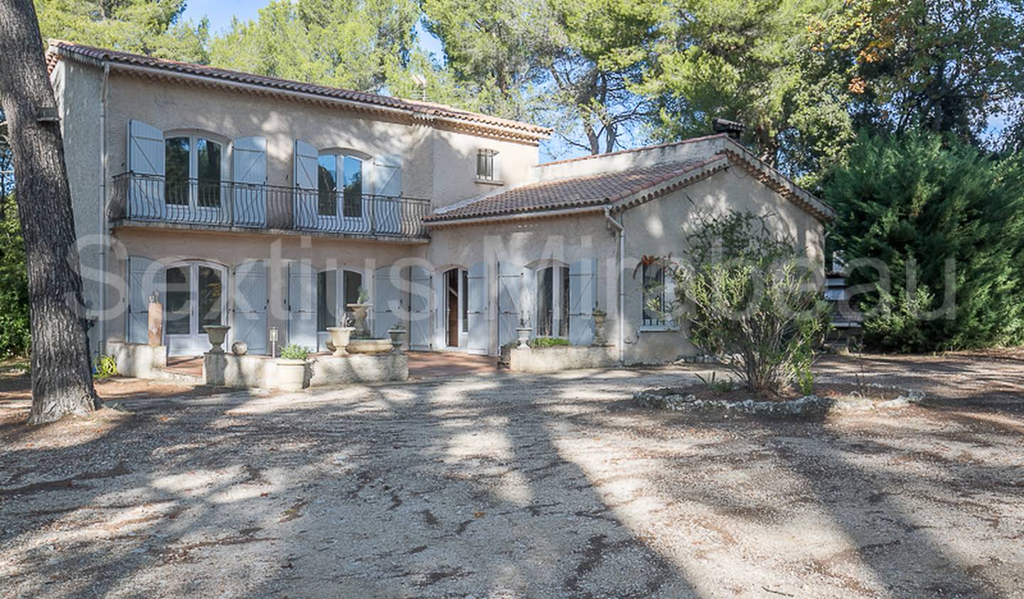 House with pool and terrace Eguilles