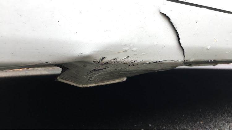 プリウスαの事故には気をつけよう・縁石と喧嘩・エムズガレージ・縁石に関するカスタム事例の投稿画像1枚目