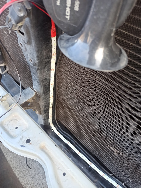 エルグランドのLEDテープ・アイスブルー・アース不良に関するカスタム事例の投稿画像6枚目