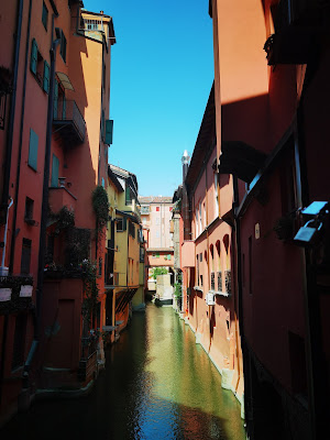 Finestrella sul canale (Bologna)  di Glow