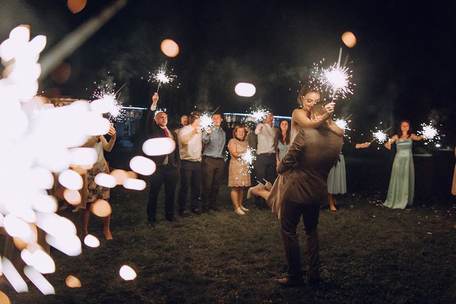 Fotógrafo de casamento Kseniya Troickaya (ktroitskayaphoto). Foto de 2 de setembro 2019