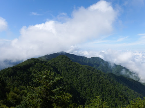 氏乗山（中央奥）