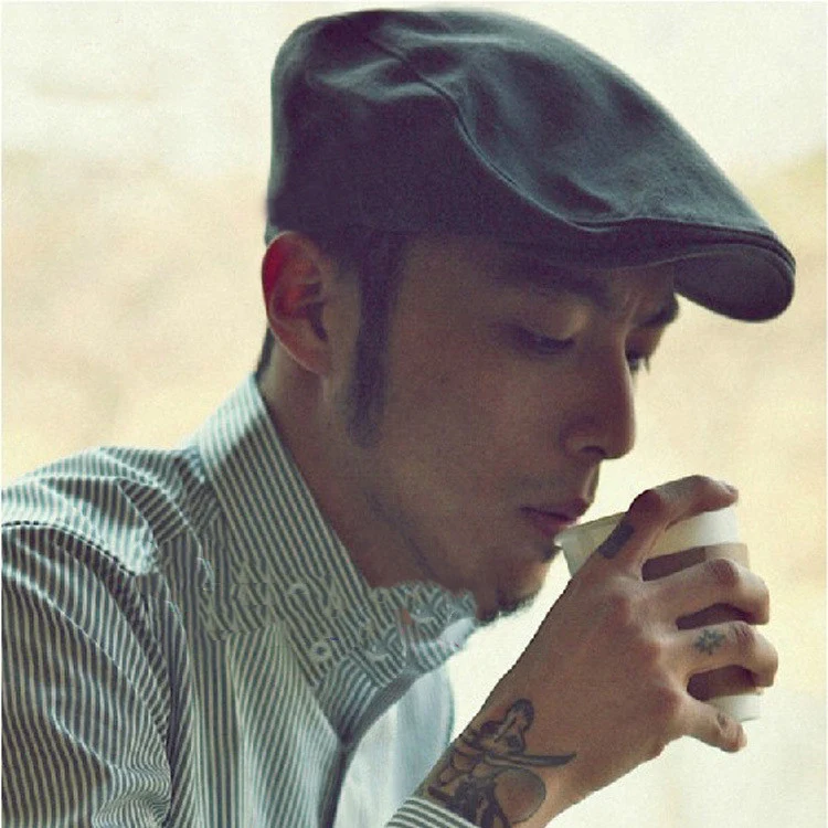 Béret Vintage Uni Élégant pour Homme, un chapeau intemporel pour un style raffiné et une protection solaire idéale en toutes saisons.