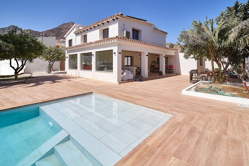 Villa avec piscine et terrasse 1