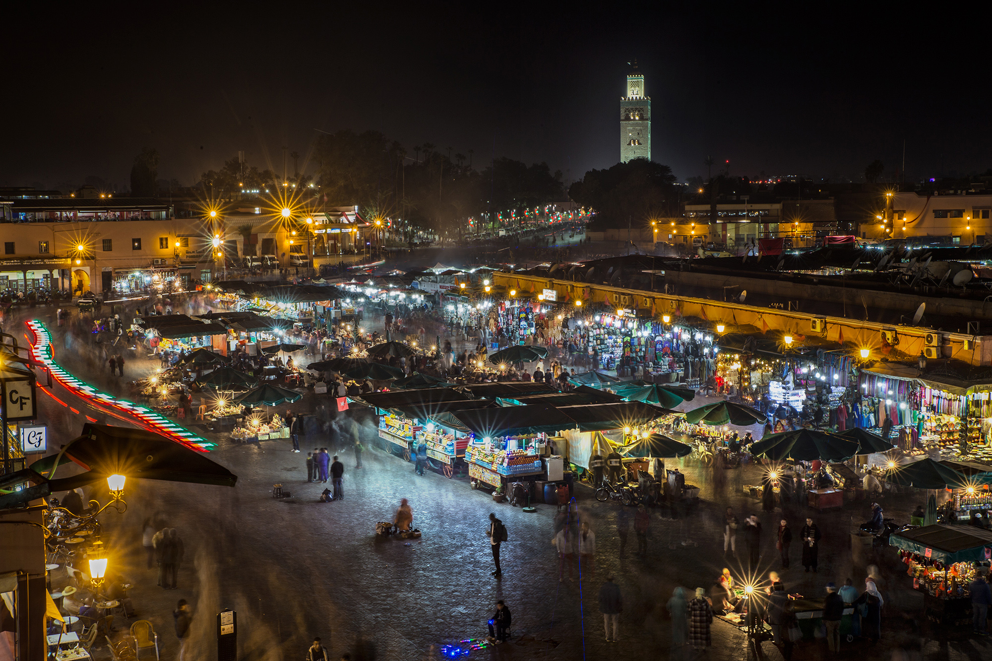 Di notte... la piazza si accende di utente cancellato