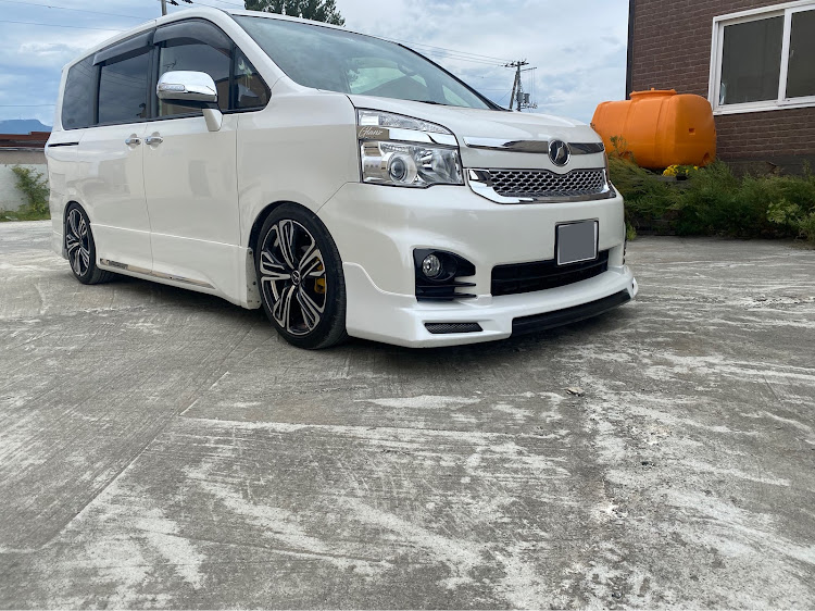 ヴォクシーのGlanz・全下げなのにちょい高・納車直後と今を貼れ・車高調整・札幌に関するカスタム事例の投稿画像2枚目
